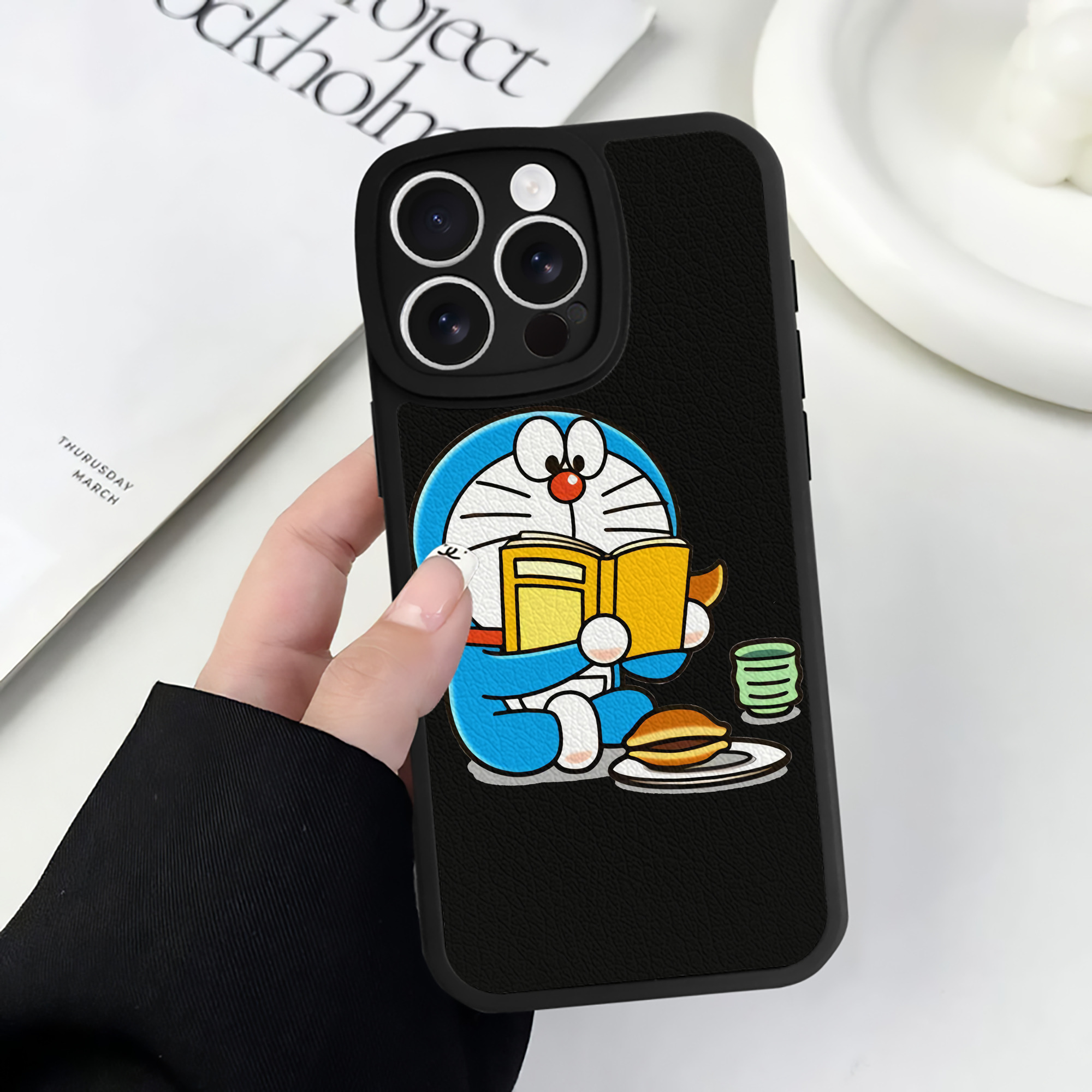 （画像用） ドラえもん Doraemon 【iPhone 16シリーズ対応】シリコンスマホケース（レザー調） 材質：シリコン